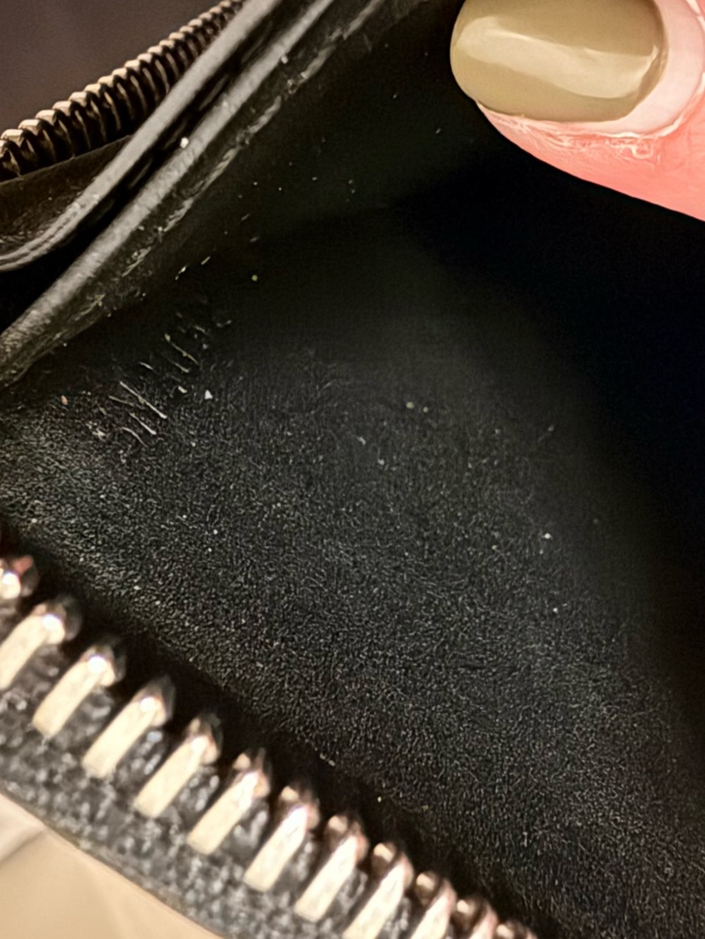 Authentic Louis Vuitton - Black Leather Zippy Wallet - Picture 9 of 10